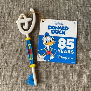 Disney Store Donald Duck 85 years Collectable key